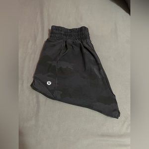 Lululemon high-rise hotty hot shorts 2.5”